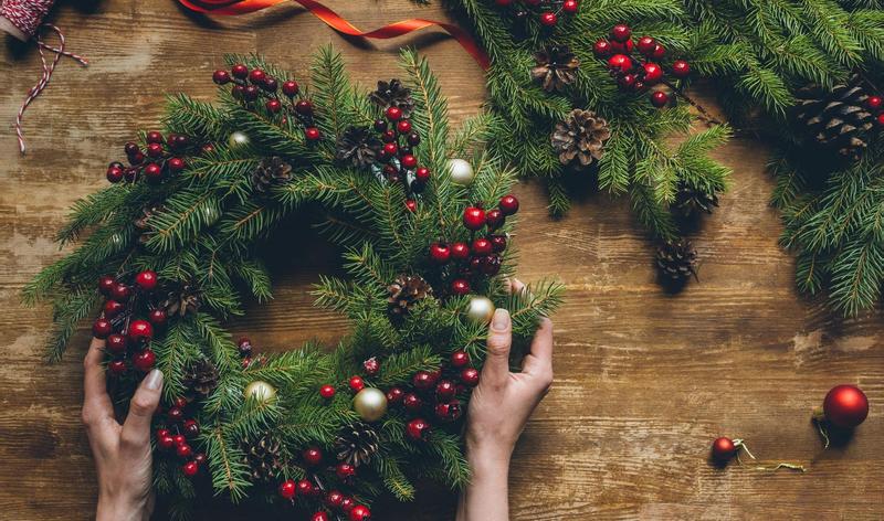 Making christmas wreath